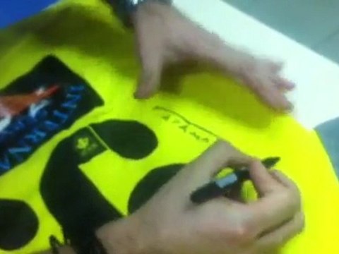 Ο Γιάννης Αραμπατζής υπογράφει φανέλα της ΑΕΚ