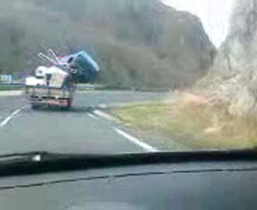 0435 - Régis déménage avec sa voiture sur le camion