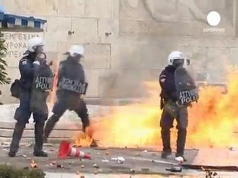 Athènes : échauffourées devant le Parlement