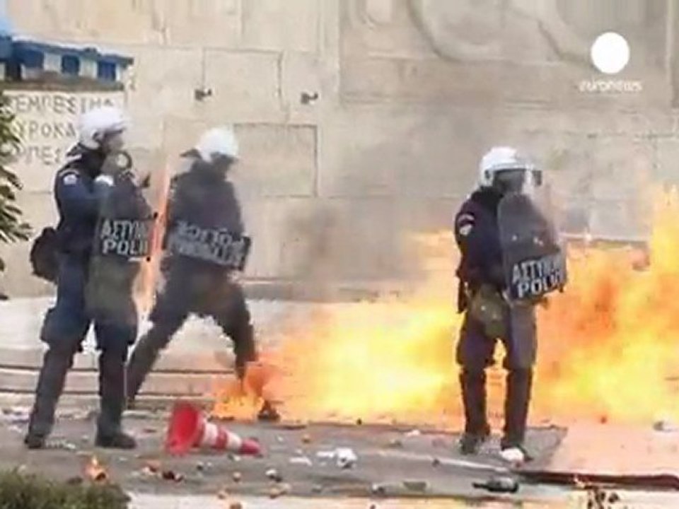 Atene: scontri di piazza davanti al parlamento