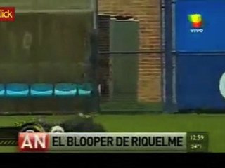 Riquelme leva tombo feio no Boca Juniors