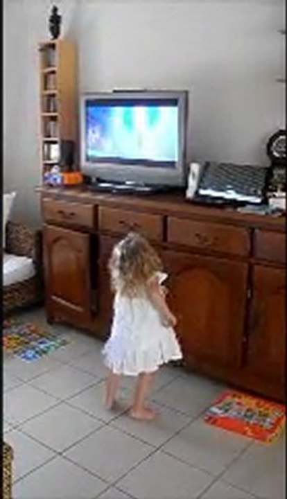 Charlotte danse devant Rio