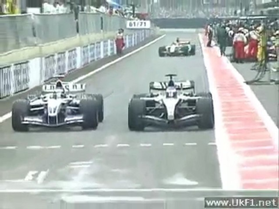 Brazil 2004 Kimi Räikkönen vs. Juan Pablo Montoya pit-lane duell