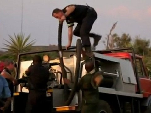 Sauvetage d'une girafe coincée dans une piscine
