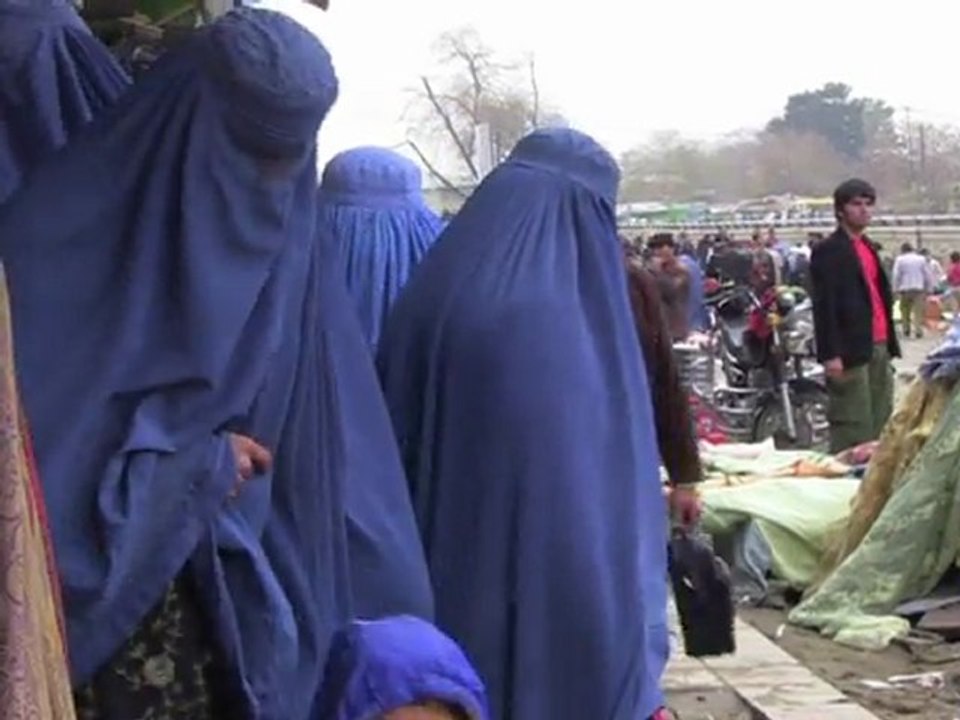 أفغاني ملقب بـ "ألفيس" يخطف الأضواء والأنظار