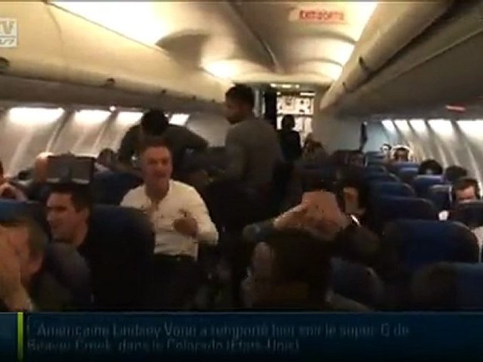 Les joueurs de l'OL fêtent leur victoire sur Zagreb dans l'avion