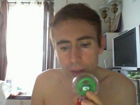 Wiwi égratigne à Paris la nuit