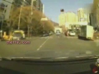 TRAGI-KO COM: Αυτοκίνητο παρασύρει γυναίκα, που ανυποψίαστη διασχίζει το δρόμο!