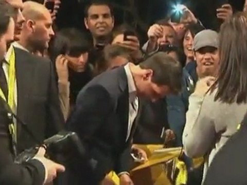 Baldwin booted off flight, Guns N' Roses enter Hall of Fame