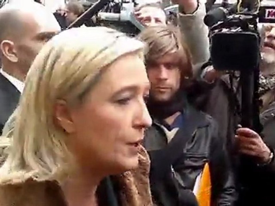 Marine Le pen manifestant contre le droit de vote des étrangers