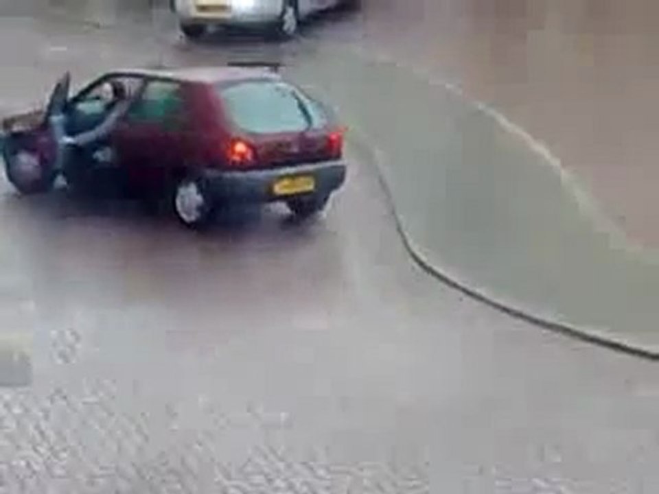 0440 - Face au verglas elles sautent de leur voiture