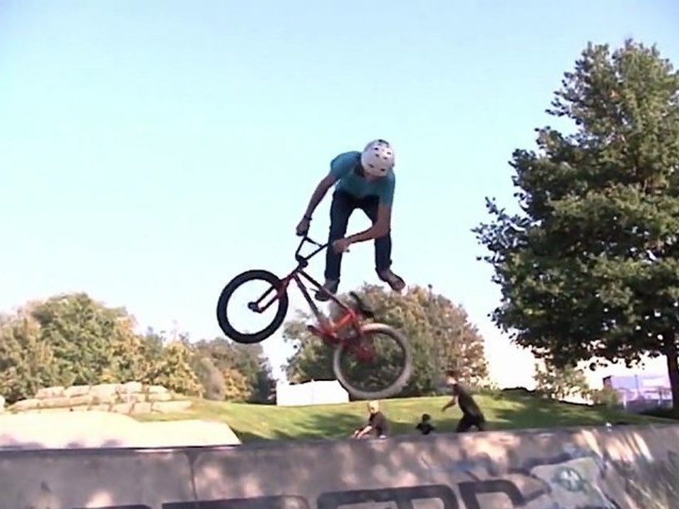 BMX Tricks - Skatepark Emerica