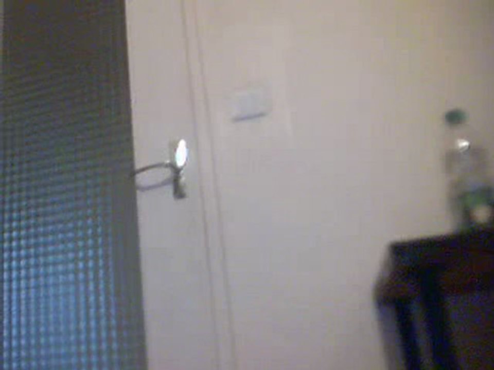 apel d air de moi qui me deplace vite qui ferme la porte avec du vent qui claque la porte