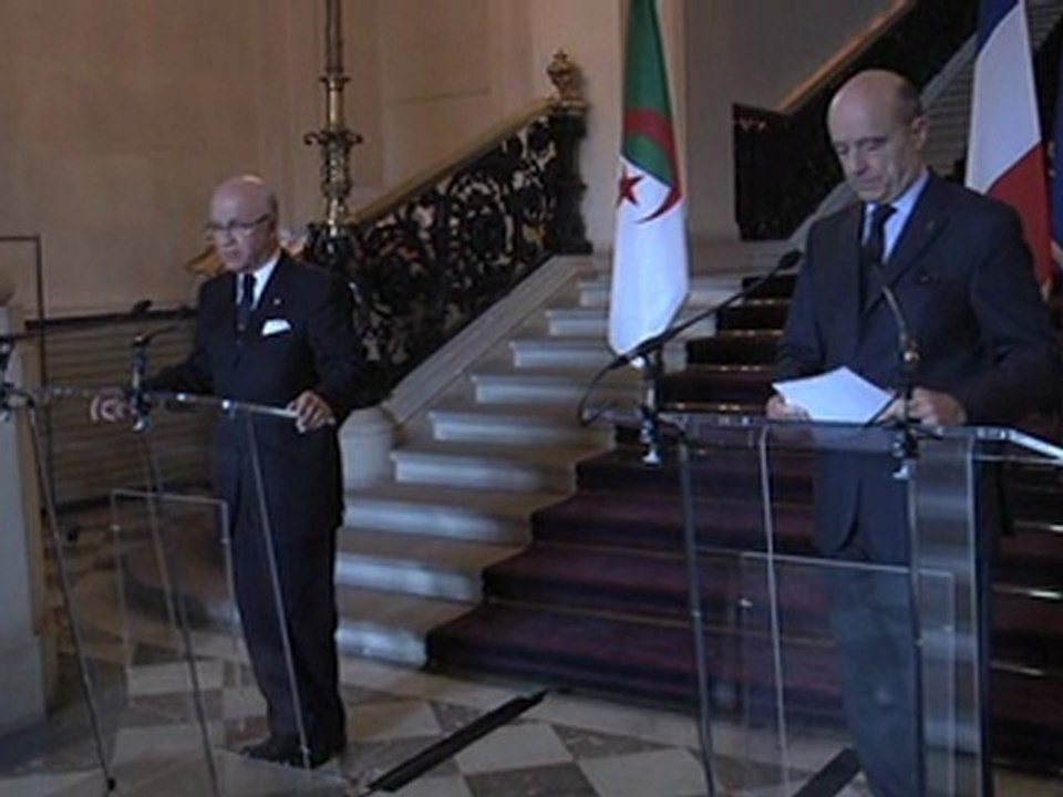 Alain Juppé et Mourad Medelci, ministre des Affaires étrangères d'Algérie (07.12.11)