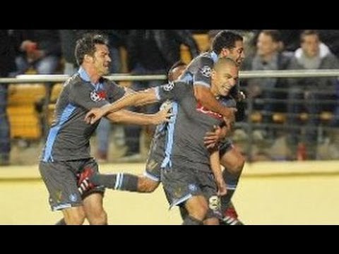 Napoli - La festa dei tifosi a Capodichino dopo la vittoria con il Villareal