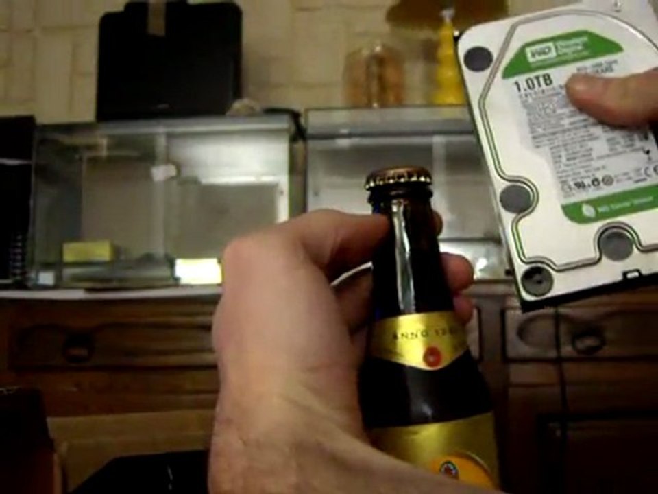 TEST N°15 : Peut-on décapsuler une canette avec un disque dur ?