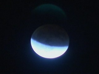 Lunar Eclipse Draws Stargazers Outside in Tokyo & Beijing