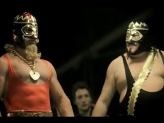 Wrestling dwarves face down giants: poker trick