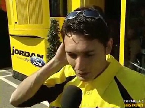 Kimi Räikkönen assigns Giancarlo Fisichella the winner trophy San Marino 2003