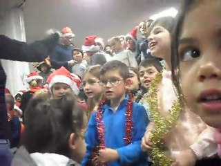 Léonie chante à la chorale de Noel