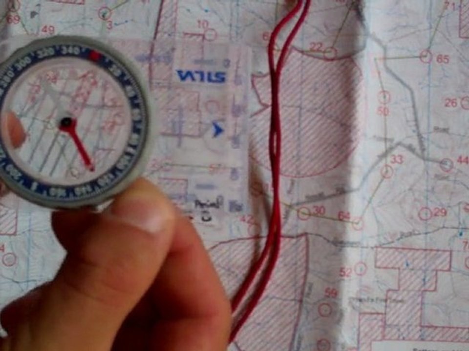 Prendre et suivre un azimut avec une boussole et une carte.