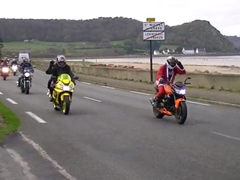 club motos les dragonotes pluzunet  passage a plestin les greves pendant la rando moto noel de l estran 2011
