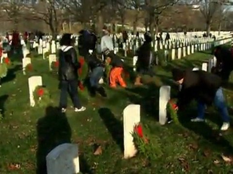 Thousands of wreaths placed at Arlington cemetery to honor fallen U.S. veterans