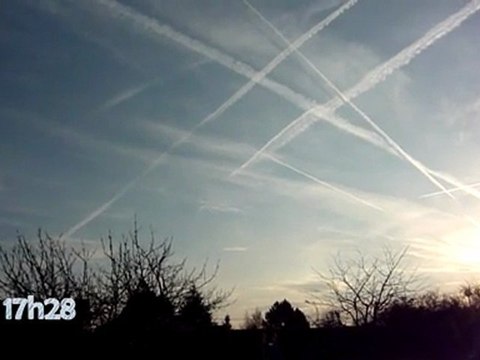 Chemtrails ? Contrails ? France 35km sud de Lyon (Saint Cyr sur Rhône 1er décembre 2011)