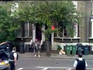 30 UK Police vs man armed with machete in the street.
