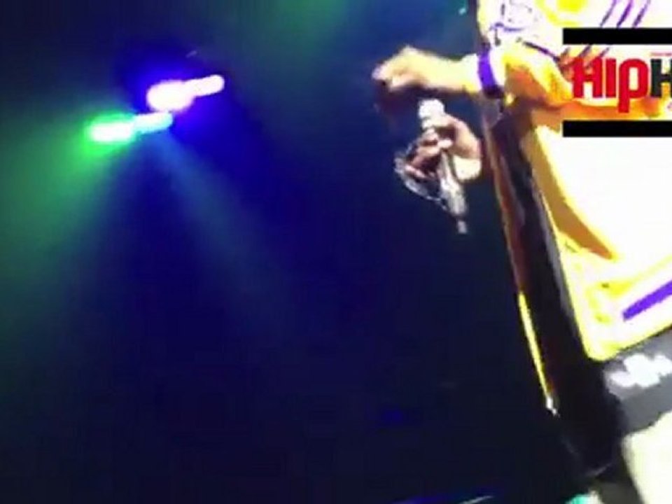 snoop-dogg-passes-the-blunt-to-thirsty-fan
