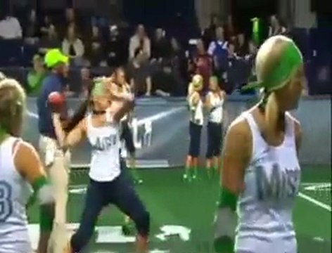 Mulheres jogam futebol americano apenas de lingerie em campeonato nos EUA