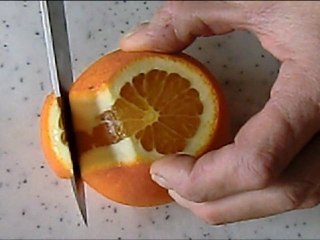 Peler une orange à vif