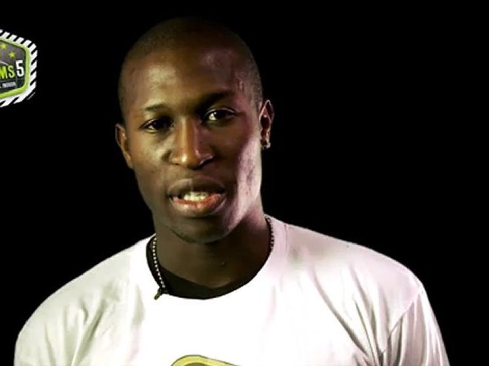 Rod FANNI taquine son coéquipier Alou DIARRA lors du spot TEAMS 5