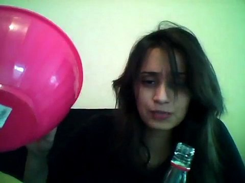 Une fille de Toulouse boit une bouteille de Tequila cul-sec