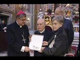 Napoli - Liliana de Curtis dona a Sepe il rosario di Totò