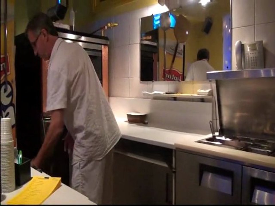 Une bonne pizza croustillante au gyrophare de l'Ayrolle à Millau