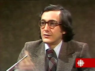 Devinez qui est cet homme à lunettes?