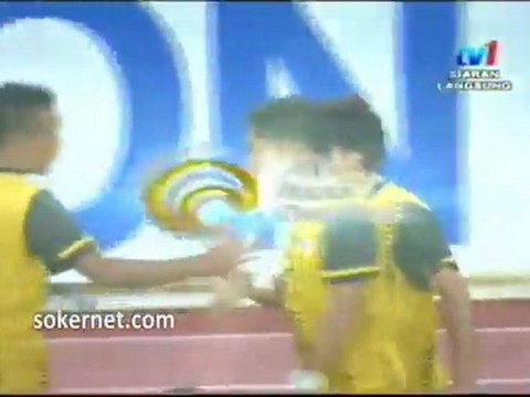 Nazmi Faiz Mansor đi bóng quyết tâm và nã pháo vào góc cao khung thành Bahrain