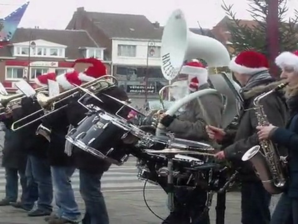 les pères Noel ouvrent les festivités