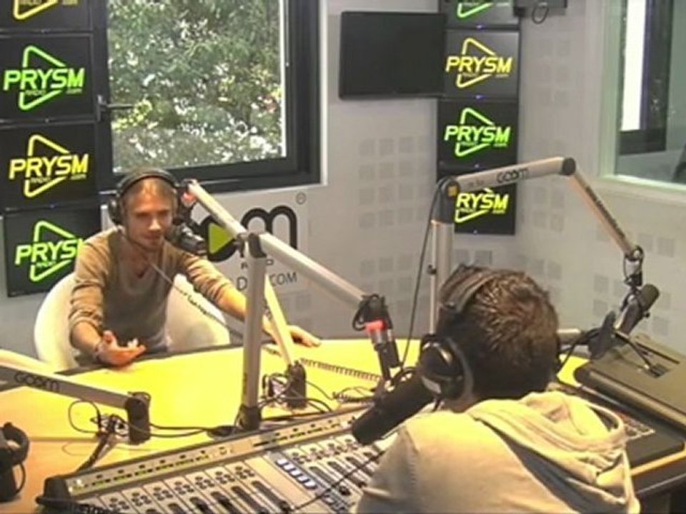 Michael Calfan dans les studios de Prysm Radio