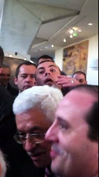 Salutations du Président Palestinien lors de la levée de drapeau officielle au siège de l'UNESCO