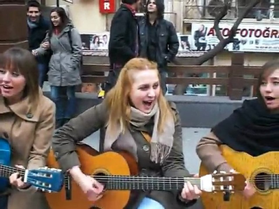 ANKARA KIZILAY KARANFİL SOKAKTA CİCİ KIZLAR MÜZİK ŞOV - www.haberamasya.com