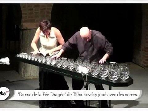 Ils jouent du Tchaïkovsky avec des verres