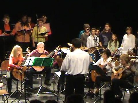Les Sabots d'Hélène de Georges Brassens par un ensemble de guitare et chorales