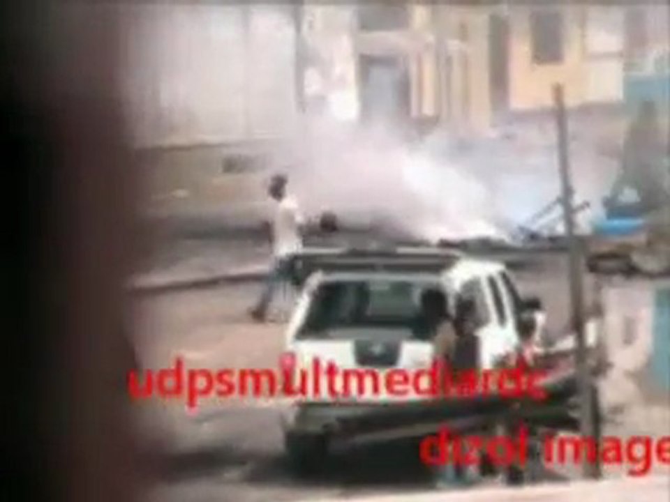 Les policiers enlèvent les jeunes et les femmes pour une destination inconnue