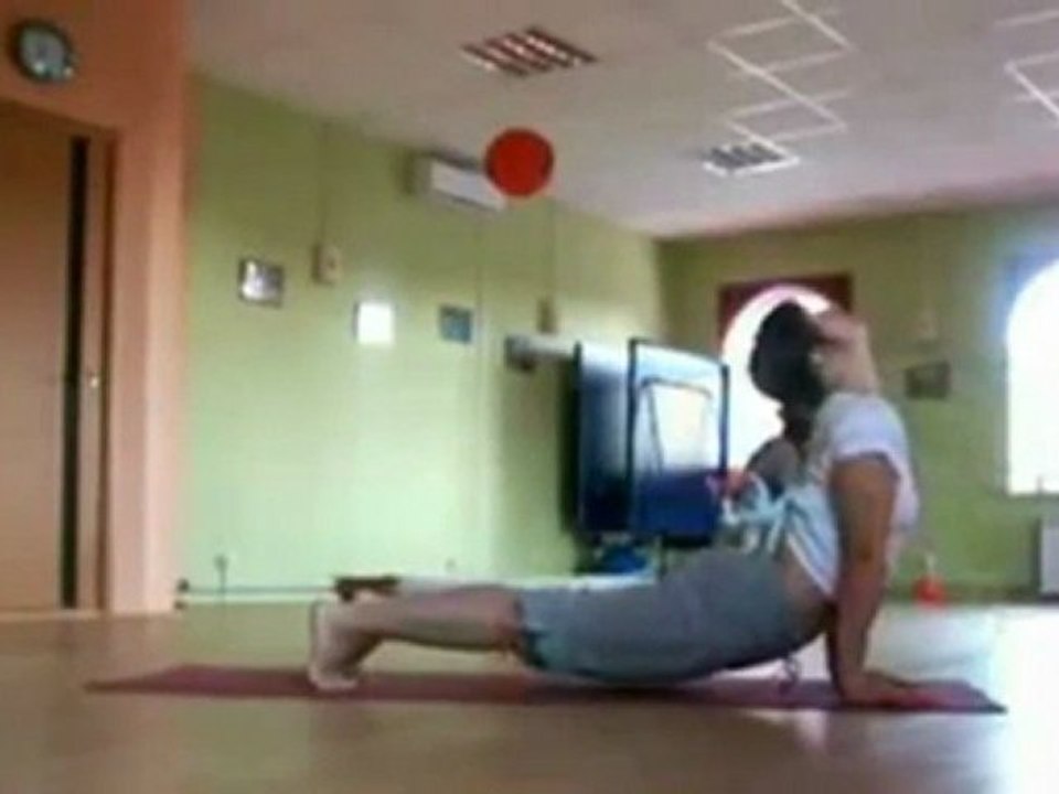 Un chat qui aime faire du yoga