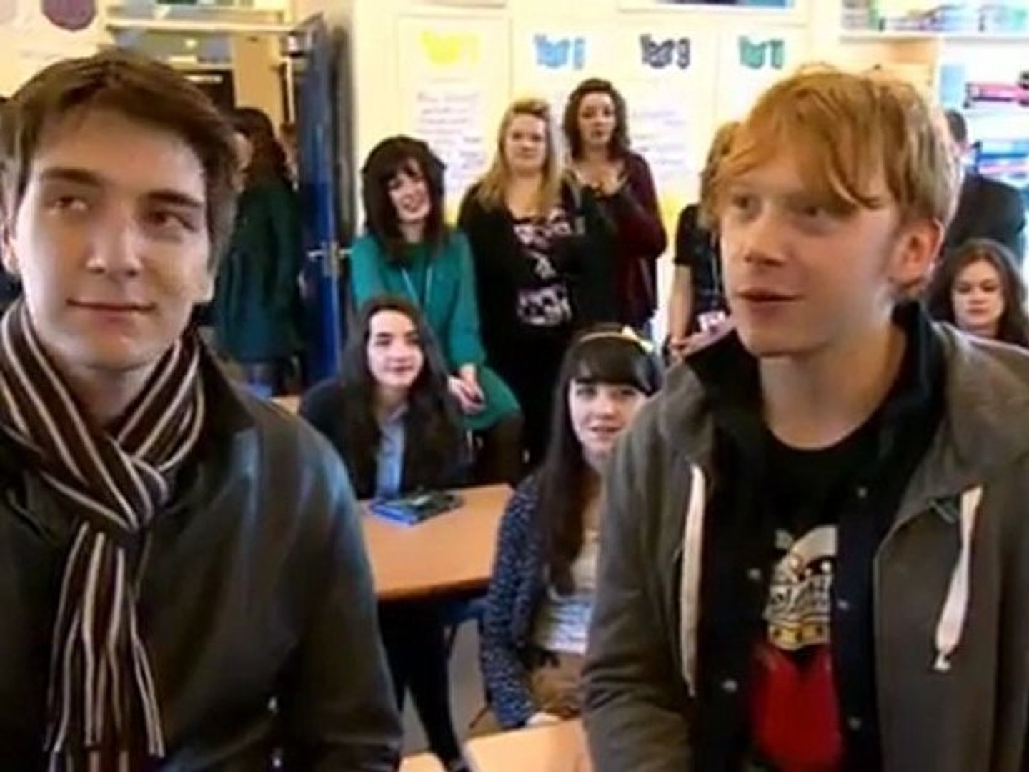 ルパート グリントとオリバー フェルプス 学校を訪問rupert Grint And Oliver Phelps Have Made A Surprise Appearance 動画 Dailymotion
