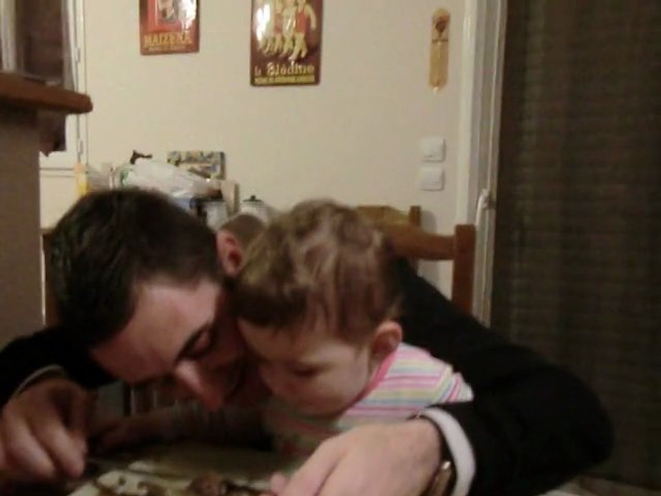 rapha et papa qui mange lol 17 mois