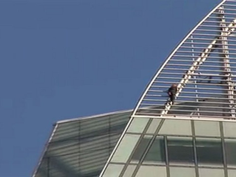 Alain ROBERT escalade la tour GDF-SUEZ