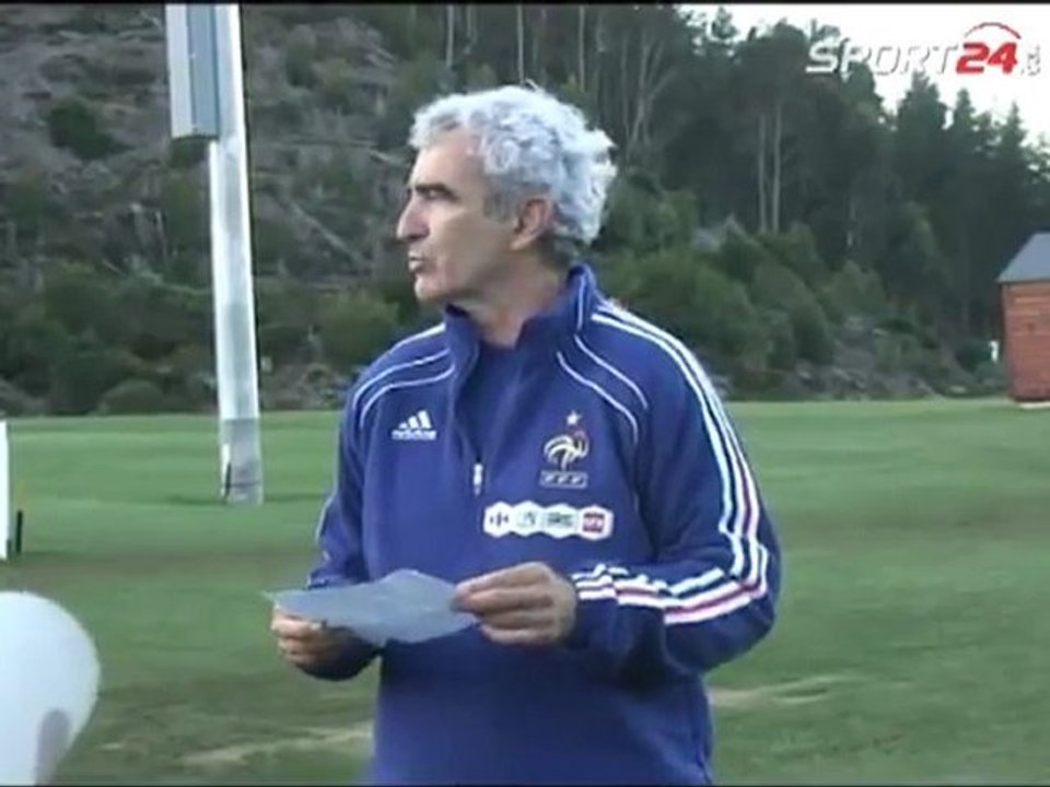 Raymond Domenech lit la lettre des Bleus